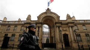 Bandera-media-asta-Eliseo-ParisAFP_CLAIMA20150108_0091_27