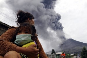 monte-sinabung-indonesia-erupcion-2015