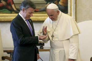 Pope Francis (R) talks with Colombia's President Juan Manuel Santos during a meeting at the Vatican June 15, 2015.  REUTERS/Alessandro Di Meo/Pool