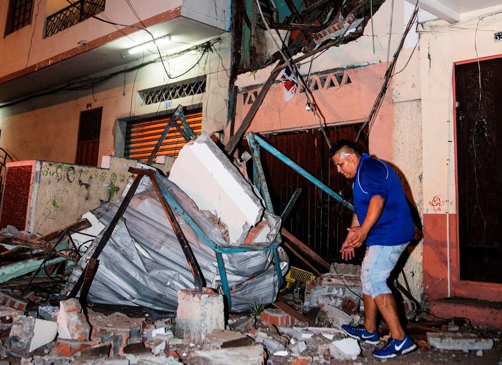 GRA003. GUAYAQUIL (ECUADOR), 17/04/2016.- Al menos 77 personas han muerto y 588 han resultado heridas como consecuencia del terremoto de 7,8 grados en la escala abierta de Richter que azotó el norte de la región costera de Ecuador el sábado, y que también causó múltiples daños materiales que aún se evalúan. En la foto derrumbe de una vivienda en la ciudad de Guayaquil. EFE/Freddy Constante