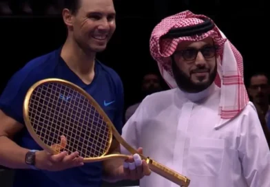 Rafa Nadal se despide en Arabia Saudí del tenis y recibe una raqueta en Oro macizo